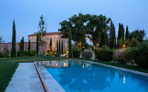 Poggio Mori 20: Piscine, Arbuste, Jardin, Biens, Aménagement Paysager, Caractéristique De L'Eau, Hacienda, Cour, Cour, Pelouse