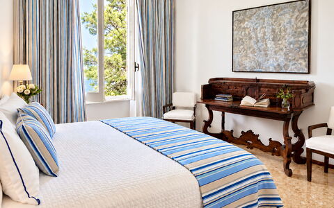 Portofino Luxury Villa – Private Sea Access & Car-: Meubles, Design Intérieur, Chambre, Lit, Linge, Sol, Sol, Textile, Drap De Lit, Literie