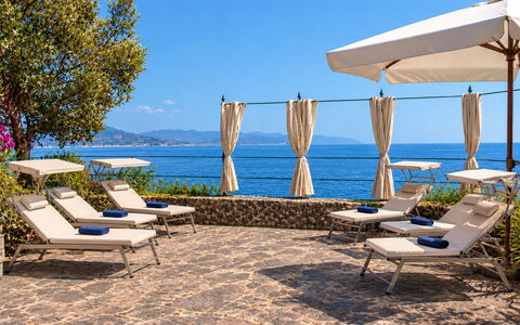 Portofino Luxury Villa – Private Sea Access & Car-: Bleu, L'Eau, Plan D'Eau, Mobilier De Jardin, Meubles, Mer, Recours, Cotiers Et Relief Océaniques, Côte, Parapluie