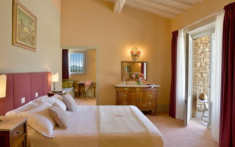 Villa Il Noccioleto: Meubles, Mur, Design Intérieur, Chambre, Lit, Sol, Sol, Pièce, Cadre De Lit, Éclairage