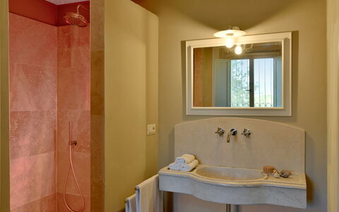 Villa Il Noccioleto: Salle De Bains, Lavabo, Luminaire Plomberie, Mur, Design Intérieur, Sol, Évier, Sol, Robinet, Miroir