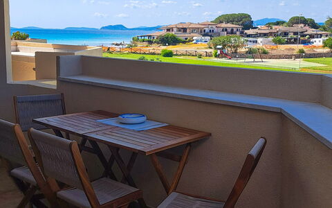 Smeralda Apartment: Appartement, Balcon, Ombre, Tache De Bois, Mobilier De Jardin