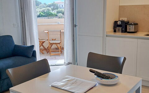 Smeralda Apartment: Meubles, Design Intérieur, Sol, Chaise, Table, Sol, Bois, Table Cuisine Et Salle A Manger, Salle À Manger, Éclairage