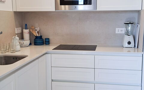 Smeralda Apartment: Cabinetry, Cuisine, Sol, Appareil De Cuisine, Bois, Comptoir, Meubles, Design Intérieur, Sol, Principaux Appliance