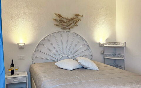 Smeralda Apartment: Lit, Chambre, Literie, Drap De Lit, Meubles, Design Intérieur, Bois, Linge, Sol, Sol