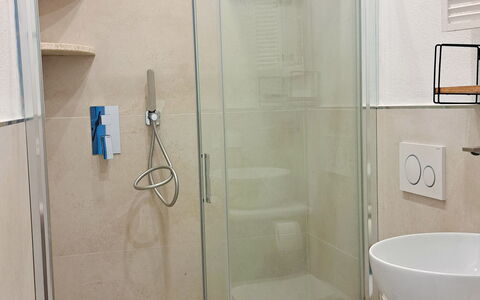 Smeralda Apartment: Salle De Bains, Sol, Luminaire Plomberie, Sol, Design Intérieur, Miroir, Toilette, Plomberie, Tuile, Douche