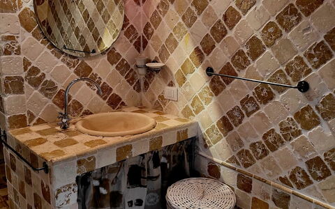 La Casa degli Artisti, Jacuzzi, Marliana: Sol, Sol, Luminaire Plomberie, Design Intérieur, Tuile, Salle De Bains, Plomberie, Robinet, Pièce