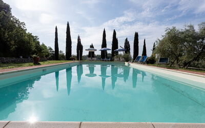 Le Sodole Farmhouse, San Gimignano: Bleu, Piscine, Recours, Aménagement Paysager, Hacienda, Caractéristique De L'Eau, Eco Hôtel, Mobilier De Jardin, Villa