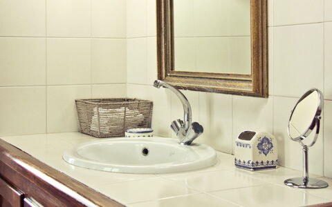 Selvamica: Lavabo, Miroir, Design Intérieur, Luminaire Plomberie, Évier, Salle De Bains, Armoire De Toilette, Sol, Robinet, Plomberie