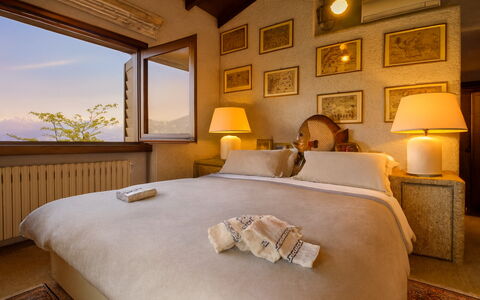 Isa Villa: Mur, Chambre, Domicile, Éclairage, Cadre, Meubles, Pièce, Lit, Cadre De Lit, Literie