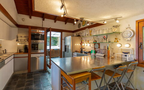 Isa Villa: Cuisine, Meubles, Comptoir, Design Intérieur, Sol, Luminaire, Cabinetry, Bois, Plafond, Éclairage