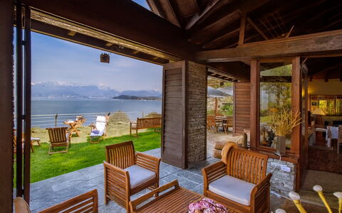 Isa Villa: Bois, Recours, Chalet, Porche, Domicile, Eco Hôtel, Porte, Plate-Forme, Dur, Ombre