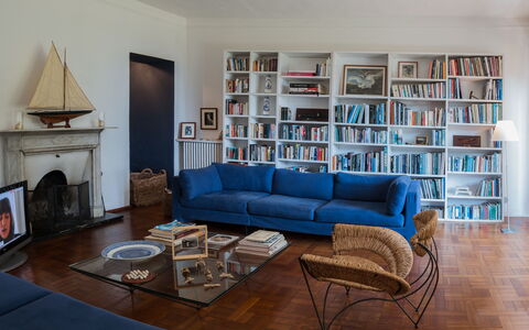 Romantica 16: Meubles, Bibliothèque, Design Intérieur, Canapé, Sol, Rayonnage, Salon, Étagère, Sol, Pièce