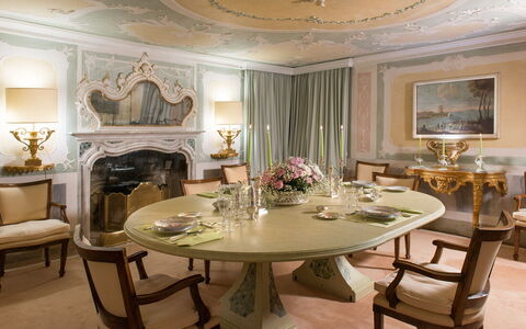 Galero: Meubles, Design Intérieur, Table, Salle À Manger, Plafond, Éclairage, Pièce, Sol, Chaise, Table Cuisine Et Salle A Manger