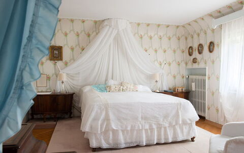 Galero: Meubles, Design Intérieur, Chambre, Lit, Mur, Literie, Linge, Plafond, Éclairage, Pièce