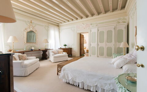 Galero: Meubles, Design Intérieur, Lit, Chambre, Mur, Literie, Bois, Plafond, Sol, Sol