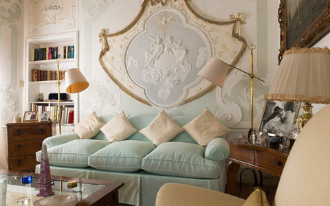 Galero: Meubles, Design Intérieur, Mur, Canapé, Bois, Salon, Plafond, Sol, Pièce, Éclairage