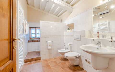 Chateau la Siroque: Sol, Luminaire Plomberie, Design Intérieur, Salle De Bains, Sol, Plafond, Lavabo, Robinet, Plomberie, Évier