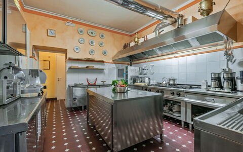 Camilla Villa: Cuisine, Comptoir, Design Intérieur, Éclairage, Plafond, Appareil De Cuisine, Sol, Meubles, Cuisinière, Principaux Appliance