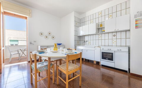 Appartamento Smeraldo, Gallipoli: Sol, Design Intérieur, Sol, Appartement, Pièce, Plafond, Chaise, Tache De Bois, Table Cuisine Et Salle A Manger, Cuisine