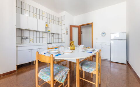 Appartamento Smeraldo, Gallipoli: Sol, Design Intérieur, Sol, Plafond, Pièce, Appartement, Tache De Bois, Chaise, Salle À Manger