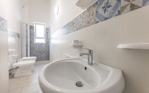 Appartamento Monomare, Gallipoli: Sol, Sol, Design Intérieur, Tuile, Luminaire Plomberie, Plafond, Salle De Bains, Pièce, Évier