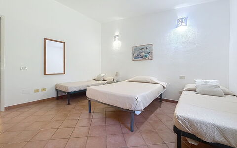Malù House: Sol, Sol, Plafond, Design Intérieur, Chambre, Meubles, Lit, Pièce, Cadre De Lit, Literie