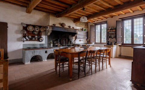 Villa Il Casalino, Florentine Hills with Pool: Meubles, Bois, Cuisine, Domicile, Cabinetry, Chaise, Comptoir, Le Fourneau, Table Cuisine Et Salle A Manger, Tache De Bois