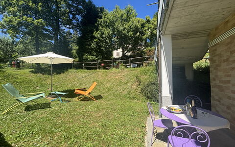 Apartment, Garden, Beigua Unesco Global Geopark: Jardin, Arrière-Cour, Couverture De Sol, Pelouse, Mobilier De Jardin, Ombre, Cour, Aménagement Paysager, Chaise, Biens