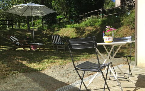 Apartment, Garden, Beigua Unesco Global Geopark: Meubles, Mobilier De Jardin, Chaise, Table, Tableau De Plein Air, Chaise Pliante, Ombre, Jardin, Table Cuisine Et Salle A Manger, Parapluie