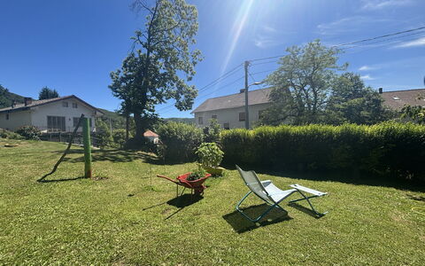 Apartment, Garden, Beigua Unesco Global Geopark: Lot Terre, Pelouse, Jardin, Cour, Chalet, Arrière-Cour, Ombre, Mobilier De Jardin, Aménagement Paysager, Ferme