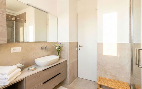 Breathtaking View Porto Rotondo: Lavabo, Sol, Sol, Design Intérieur, Salle De Bains, Luminaire Plomberie, Mur, Évier, Armoire De Toilette, Bois