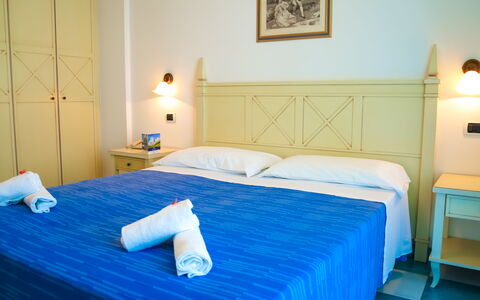 Residence Villarosa Pool and Beach: Meubles, Sol, Sol, Piscine, Recours, Chaise, Hôtel, Chambre, Cadre De Lit, Lit