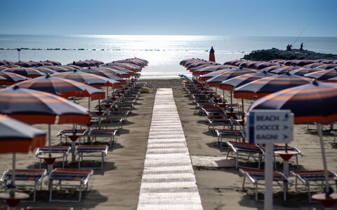 Residence Villarosa Pool and Beach: Plage, Mer, Ombre, Côte, Parapluie, Océan, Mobilier De Jardin, Rive, Le Sable, Balancelle