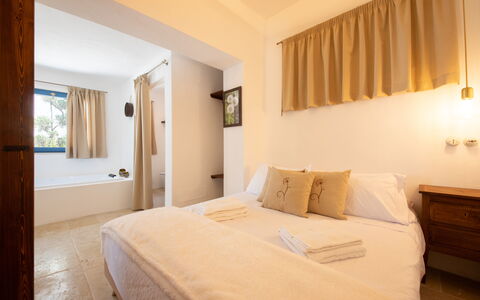 Trulli Valle D'Itria - Martina Franca: Lit, Mur, Meubles, Design Intérieur, Chambre, Bois, Sol, Sol, Plafond, Drap De Lit