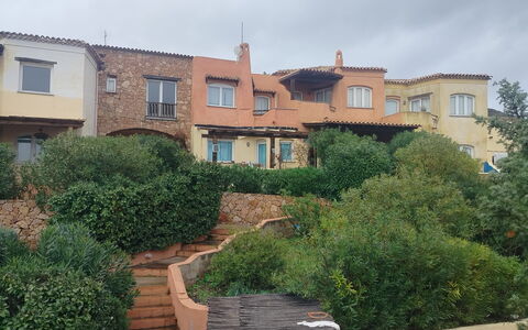 Rocciarossa: Arbuste, Zone Résidentielle, Architecture, Jardin, Biens, Aménagement Paysager, Hacienda, Banlieue, Villa