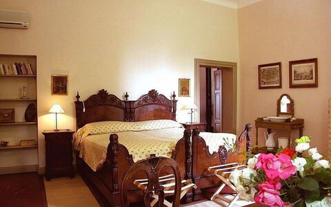Villa Castellani: Meubles, Design Intérieur, Lit, Chambre, Bois, Pièce, Sol, Drap De Lit, Literie, Sol
