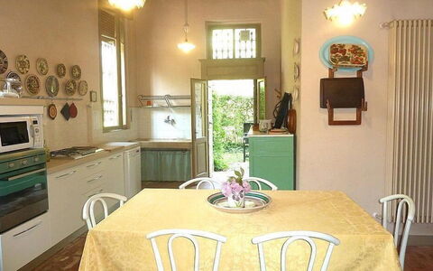 Villa Castellani: Meubles, Design Intérieur, Sol, Bois, Table, Sol, Salle À Manger, Chaise, Table Cuisine Et Salle A Manger, Éclairage