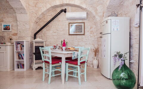 Trulli al Verde Viburno: Meubles, Design Intérieur, Chaise, Table, Sol, Table Cuisine Et Salle A Manger, Appartement, Salle À Manger, Plafond, Mur De Pierre
