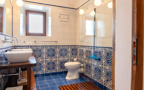 Podere i Prati: Bleu, Sol, Sol, Design Intérieur, Salle De Bains, Luminaire Plomberie, Tuile, Plomberie, Robinet, Lavabo