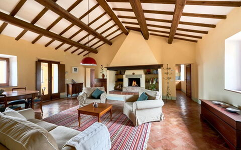 Podere i Prati: Meubles, Design Intérieur, Sol, Sol, Mur, Plafond, Bois, Pièce, Canapé, Salon