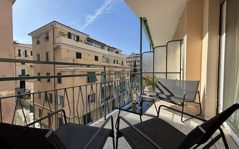 Casa Mimin, Vista Mare, Adults Only, Sanremo: Appartement, Design Urbain, Balcon, Condominium, Ombre, Chaise, Balustrade, Aluminium