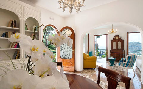 Villa Sam: Meubles, Design Intérieur, Sol, Table, Sol, Plafond, Chaise, Éclairage, Pièce, Salon
