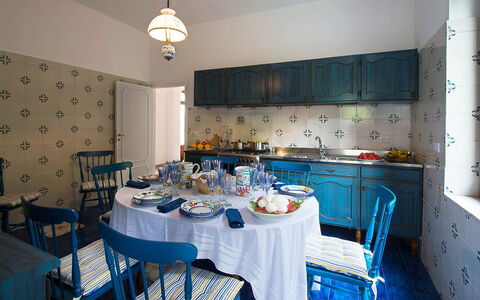 Villa Sam: Meubles, Bleu, Design Intérieur, Sol, Table, Textile, Salle À Manger, Nappe De Table, Éclairage, Chaise