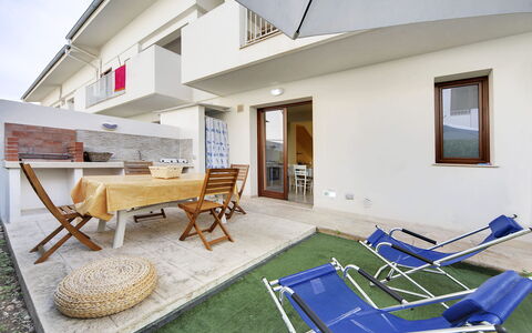 Borgo Vigata 1: Sol, Sol, Appartement, Ombre, Chaise, Tache De Bois, Balcon, Mobilier De Jardin, Plante D'Appartement, Daylighting