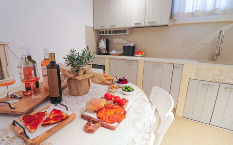 Bacchus: Historic Charming Home: Aliments, Meubles, Vaisselle, Design Intérieur, Comptoir, Pièce, Appareil De Cuisine, Cuisine, Cabinetry, Chaise