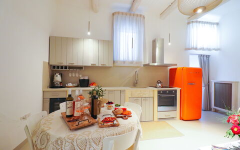Bacchus: Historic Charming Home: Meubles, Design Intérieur, Bois, Appareil De Cuisine, Sol, Cuisine, Principaux Appliance, Plafond, Pièce, Électroménager