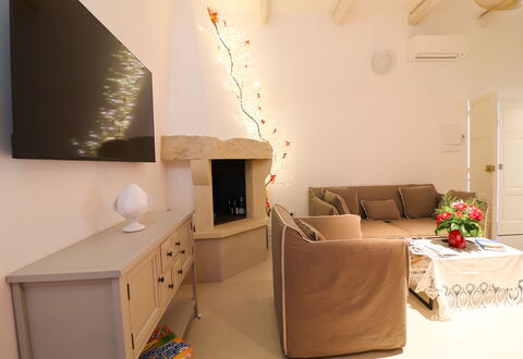 Bacchus Luxury Home: Meubles, Design Intérieur, Mur, Canapé, Bois, Sol, Pièce, Sol, Plafond, Salon