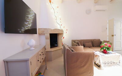 Bacchus: Historic Charming Home: Meubles, Design Intérieur, Mur, Canapé, Sol, Bois, Sol, Pièce, Salon, Plafond