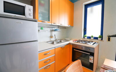 Circe Sea View: Cuisine, Appareil De Cuisine, Principaux Appliance, Comptoir, Bois, Evier, Cuisinière, Cabinetry, Le Fourneau, Design Intérieur